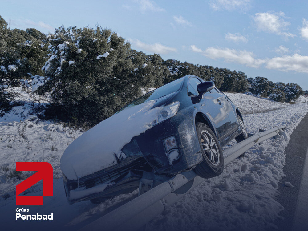 Rescate y recuperación de vehículos en carretera con nieve